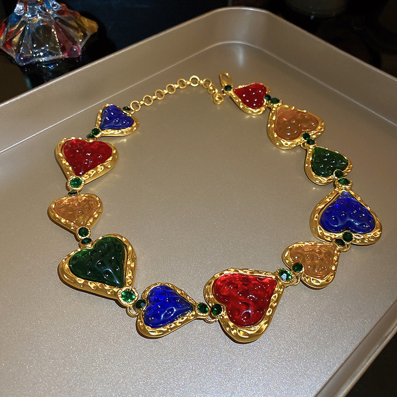 Mid-Ancient Diamond Color Geometric Heart Shape Necklace Retro Design Clavicle Chain High-Grade Light Luxury Necklace Wholesale Women