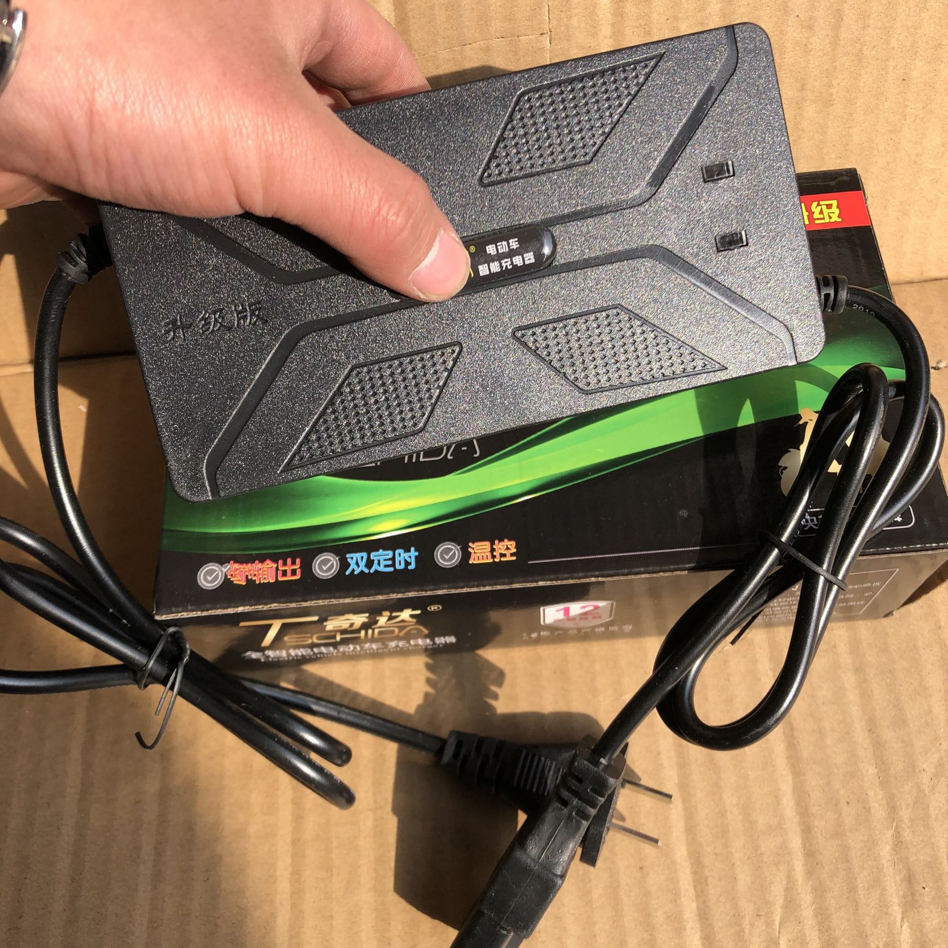 批发电瓶车三轮车充电器48v12ah50ah充满自停多重保护电池充电器