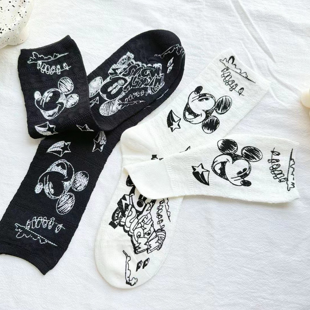 2024新款袜子女黑白涂鸦米奇头字母袜外穿舒服透气休闲中筒袜批发