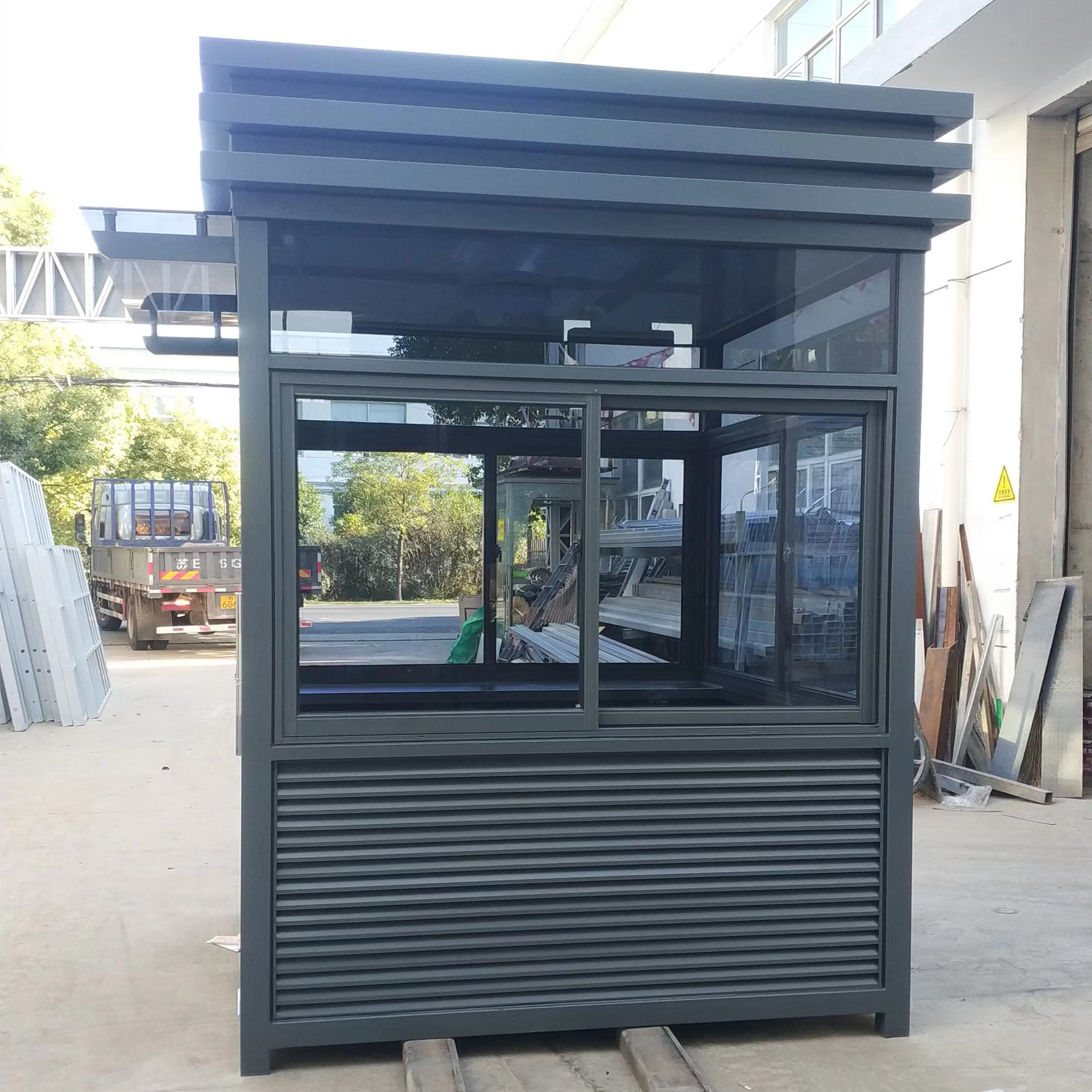 方形钢结构带雨棚工作台保安岗亭 小区物业停车场岗亭