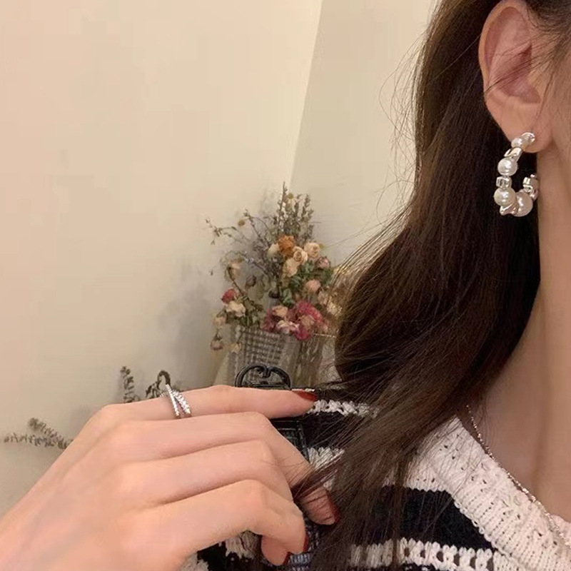 New Light Luxury Minority Design Pearl Semicircle Big Ear Ring 2022 New Korean Simple Stud Earrings for Women Wholesale