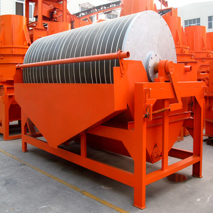 供应湿式永磁磁选机铁矿精选机湿式辊式强磁机