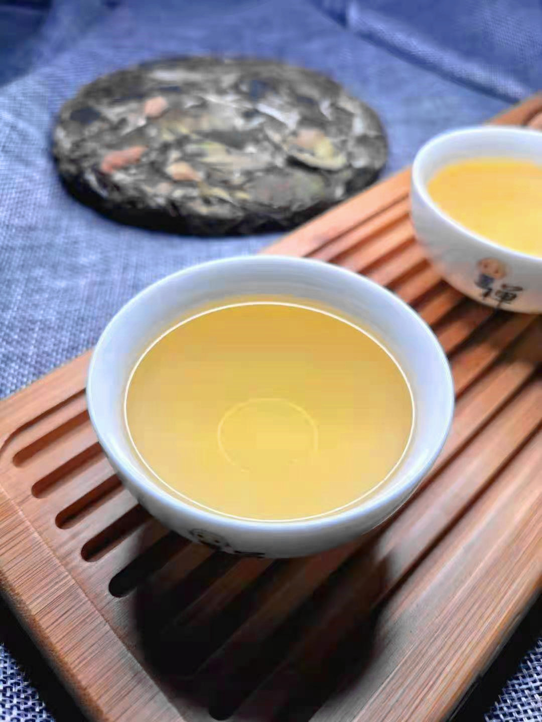 南糯山古树白茶,福鼎白茶工艺制作,它不经杀青揉捻,而是采用自然萎凋.