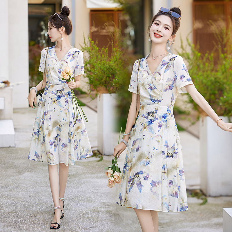 小个子碎花v领连衣裙女夏装2024年新款时尚气质优雅显瘦修身裙子