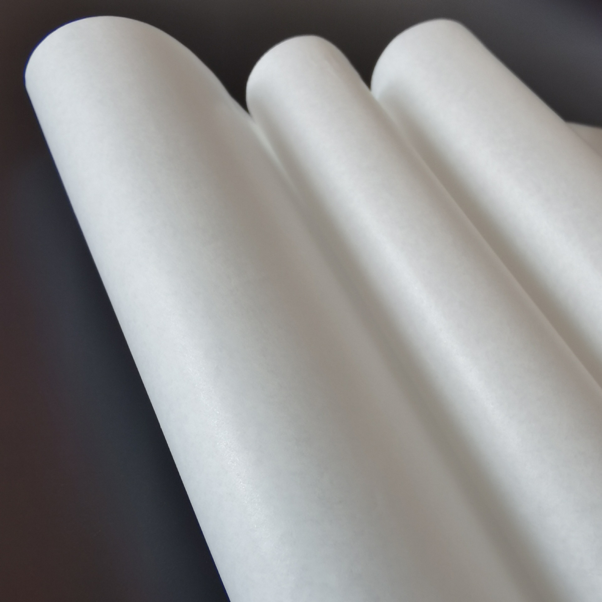 23g进口单光白牛皮纸卷筒全木桨食品纸淋膜印刷包装纸工厂直供