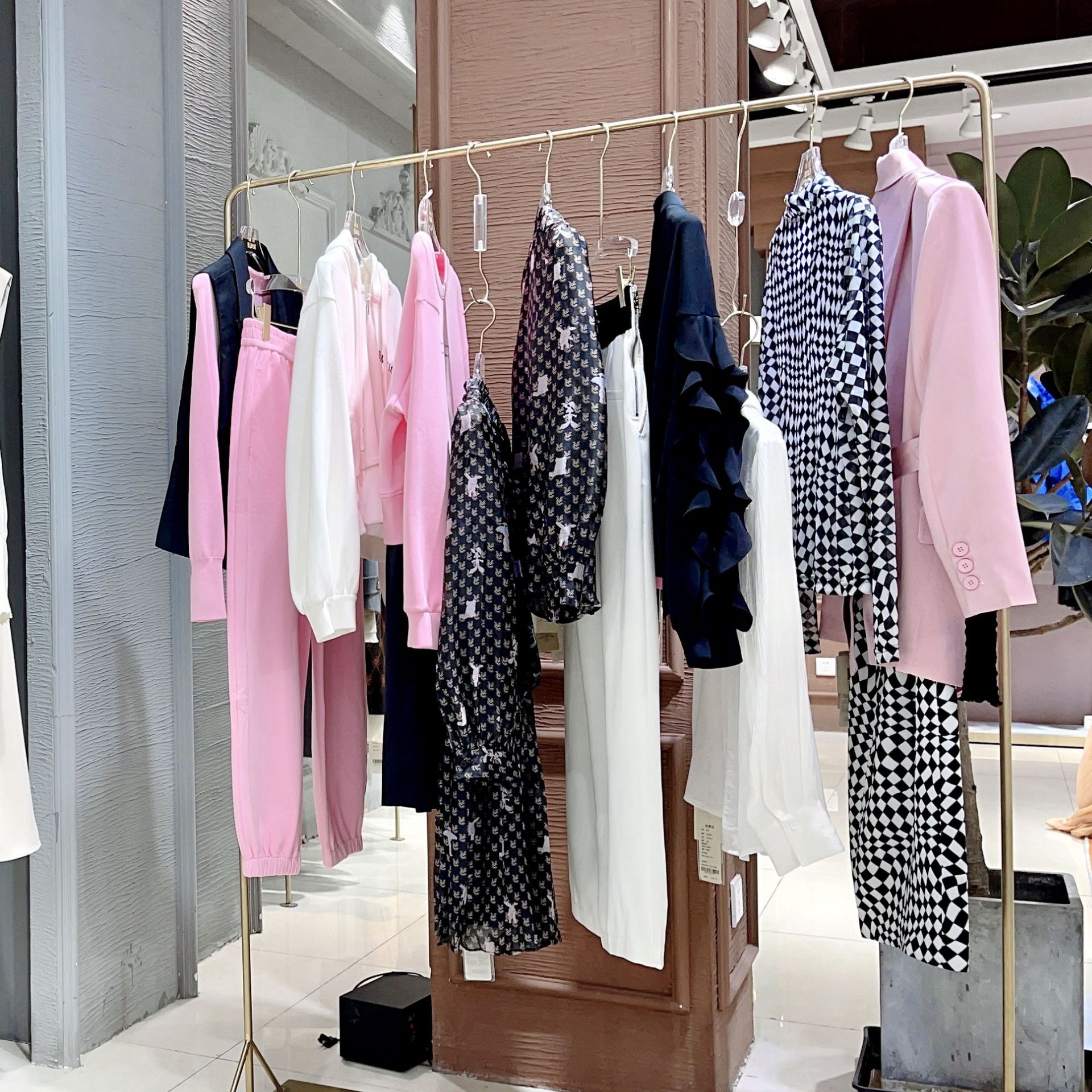 艺素国际品牌折扣女装秋装分份货源香港轻奢品牌女装尾货供应链