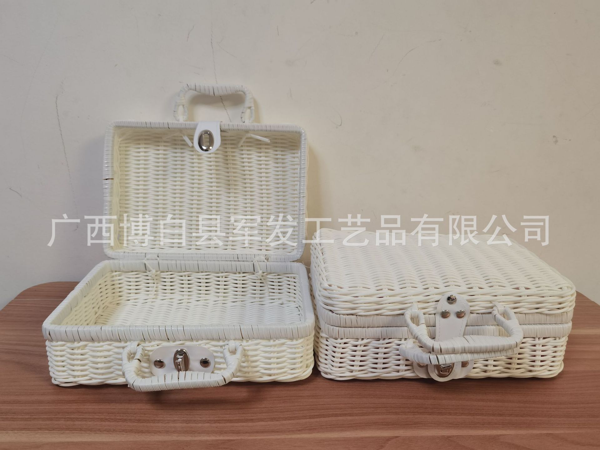 SOURCE Manufacturer Imitation Rattan Boxes Hand Gift Suitcase Cosmetic Finishing Decorative Photo Retro Props Storage Rattan Boxes