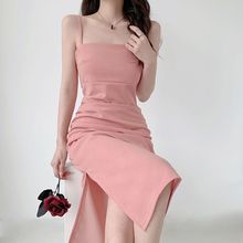 粉色吊带连衣裙长短款2024新款夏季显瘦减龄褶皱开叉打底裙百搭