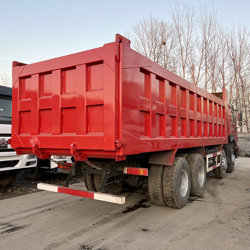 出口出售豪沃后翻自卸车 8*4集装箱运输卡车 371马力砂石料倾斜车