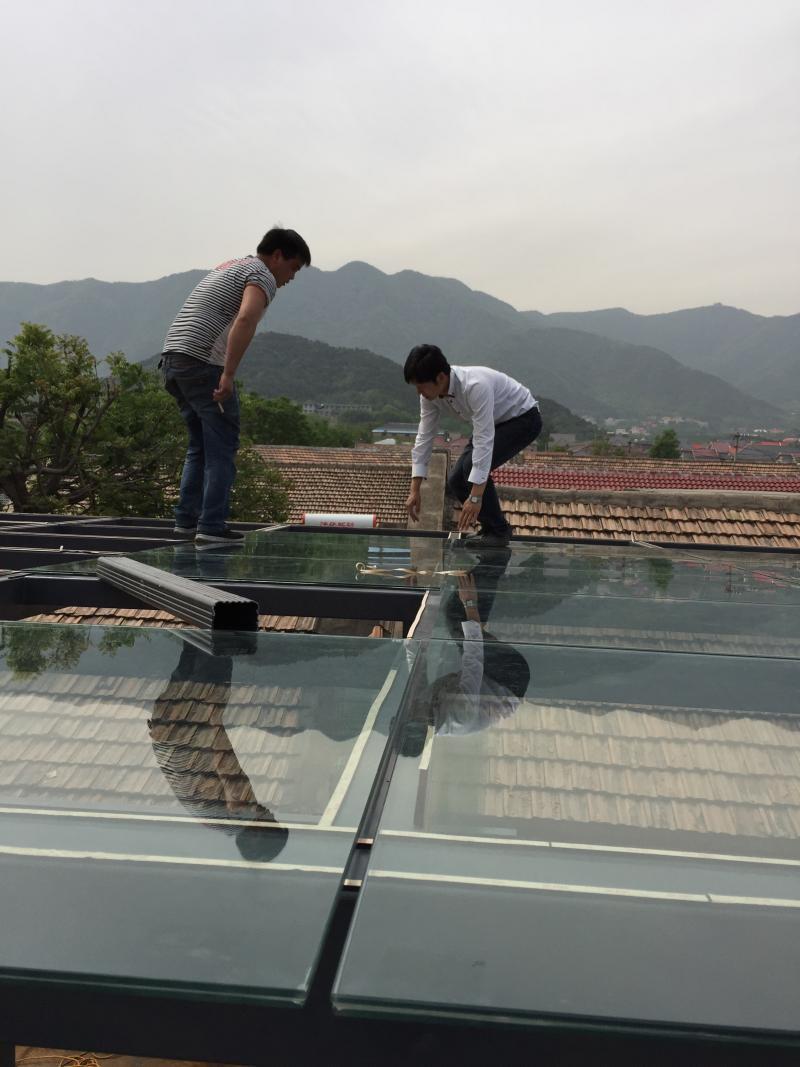 平房上面盖玻璃阳光房,中空夹胶玻璃顶可以站人钢结构制作封露台