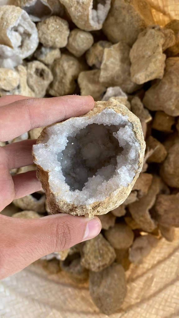 供应水晶洞石,水晶晶洞石