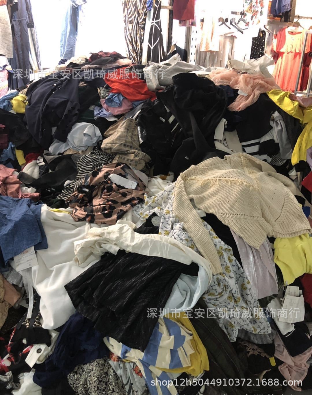 工厂杂款衣服按斤称直播服装货源低价批发库存尾货论斤称外理