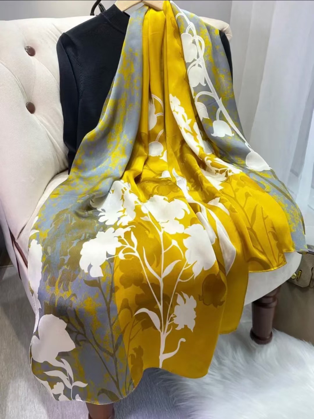 丽锦缎风铃花桑蚕丝巾现货印花围巾披肩防晒沙滩遮阳旅游直播爆款