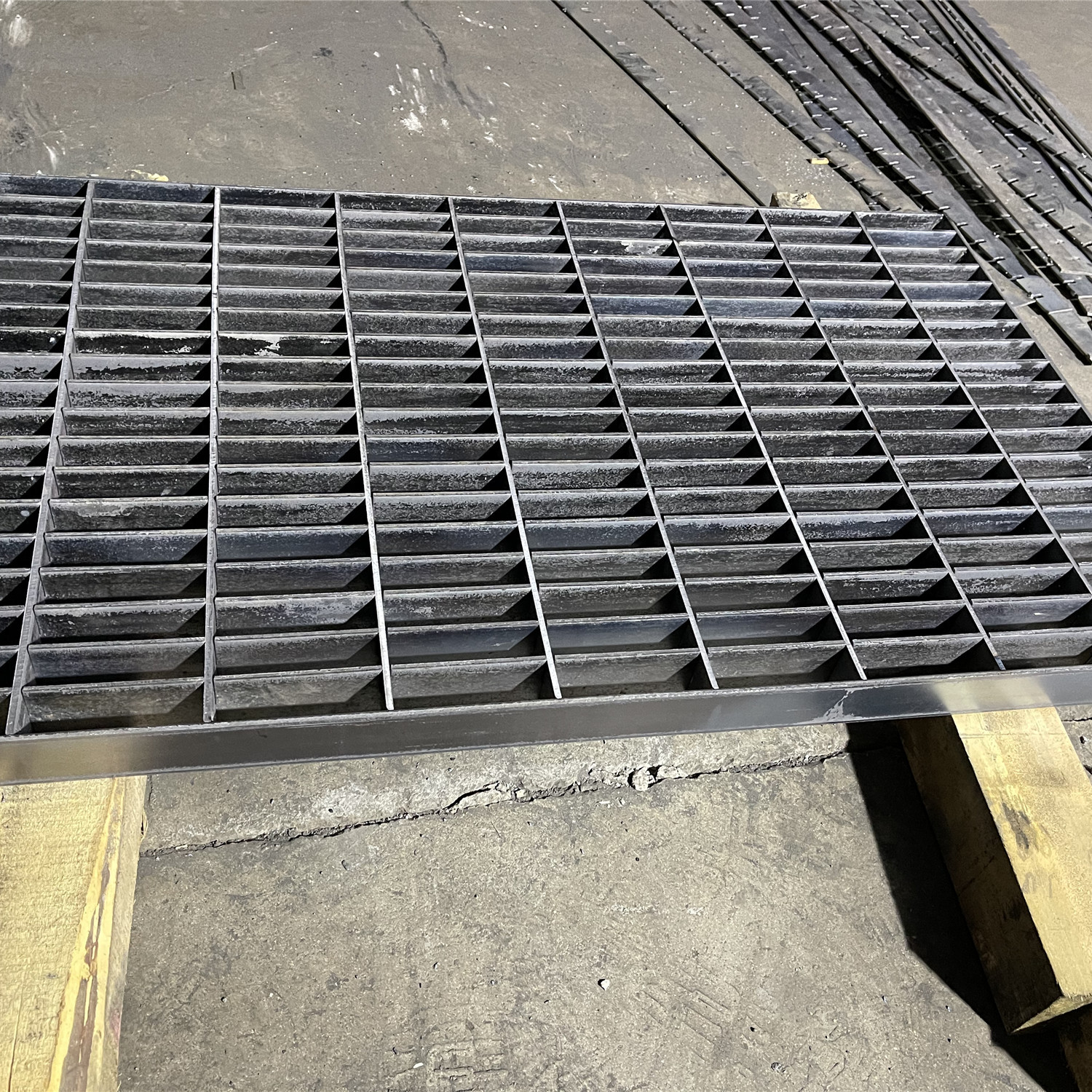 定制镀锌钢格栅板户外承重楼梯踏步水电厂沟盖板钢平台不锈钢篦子
