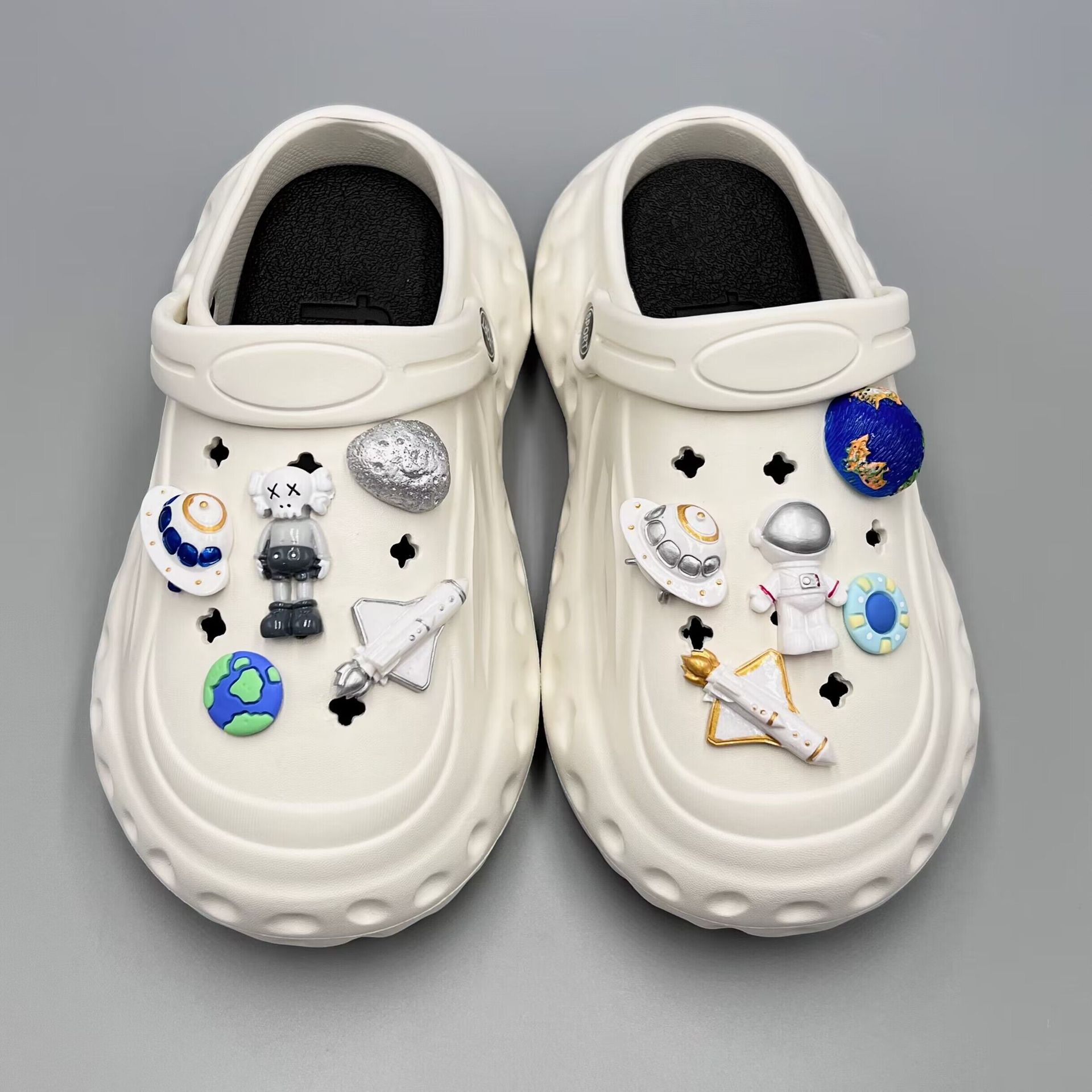 Hole Shoes Accessories DIY Shoe Buckle Planet Spaceman Robot Astronaut All-Match Accessories Cute Personality Shoe Ornament