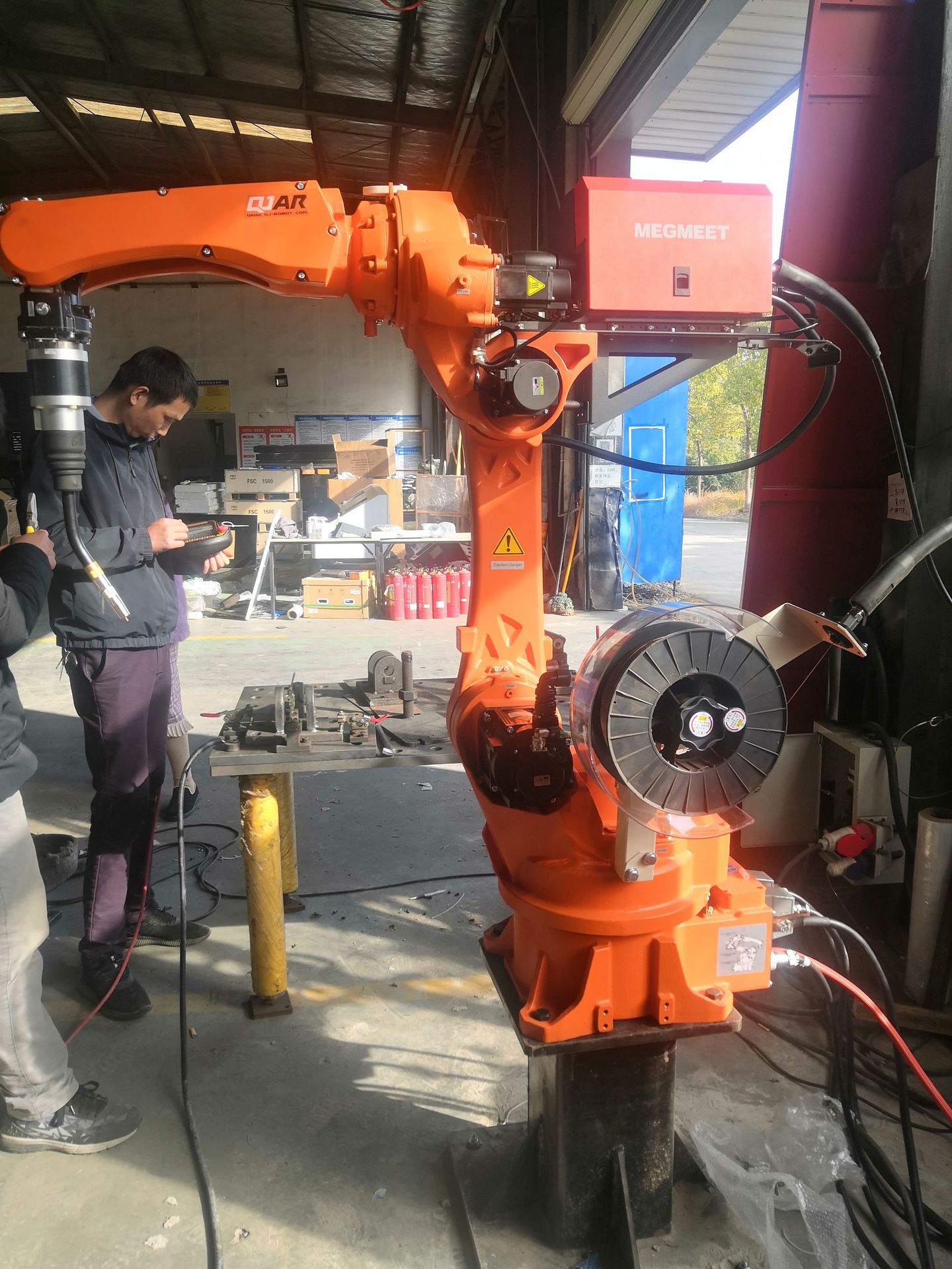 新款机械臂激光焊接机1000瓦自动填丝激光焊接机厂家现货终身维护