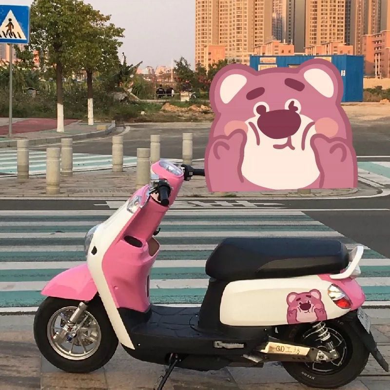 卡通可爱草莓熊电动车贴纸雅迪小牛电摩托车装饰划痕遮挡防水贴画