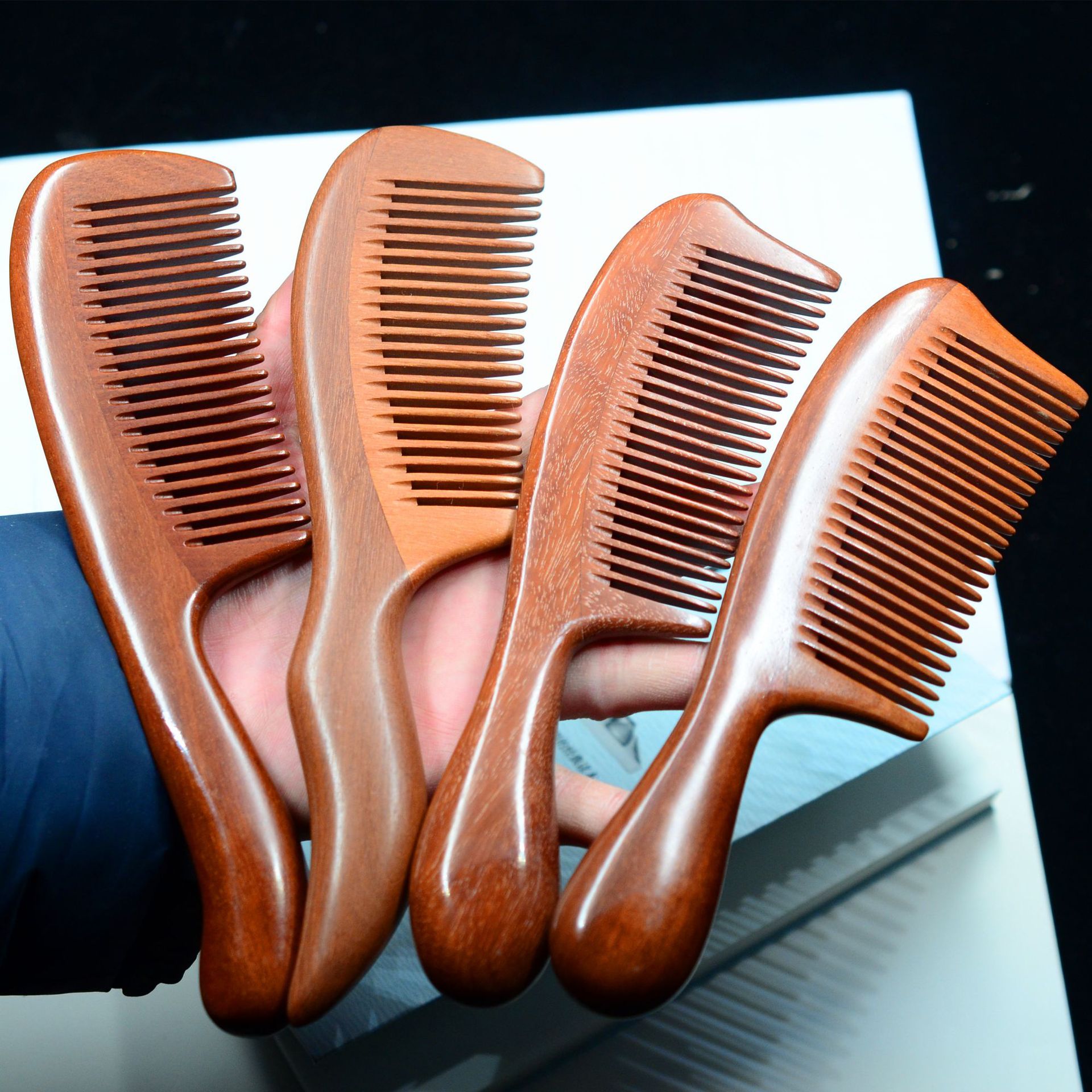 厂家批发角木蛟 红檀木梳子圆柄细齿加厚高档精品按