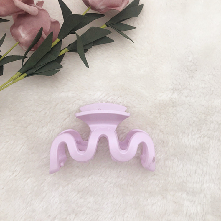 2022 Popular Manufacturers Wave M-Type Rubber Paint Bracket Simple Internet Hot Temperament Bracket Clip Hair Clip for Bath