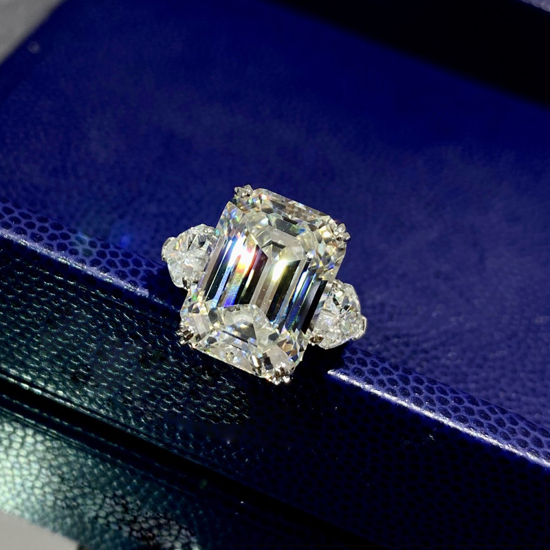 超闪祖母绿切割钻戒仿真求婚大冰糖钻石戒指女小众设计轻奢12克拉