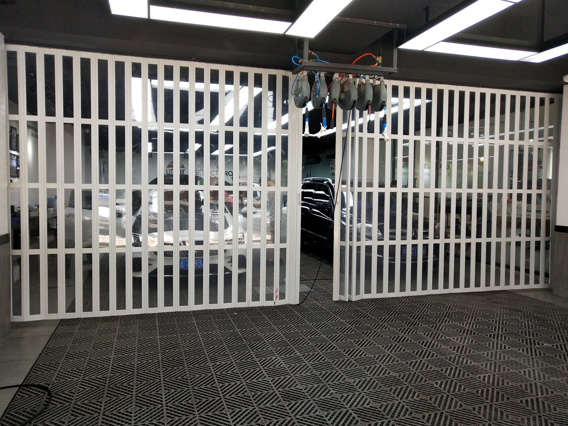 成都销售安装汽车美容店透明隔断折叠门 洗车房工位防尘推拉门