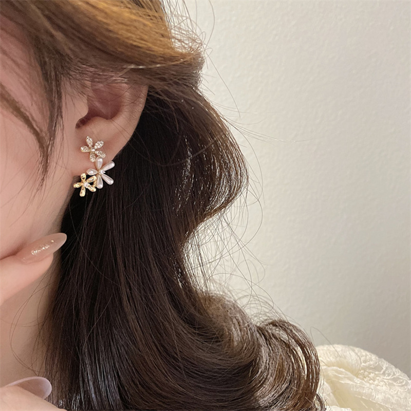珍珠花朵耳环2022年新款潮小众设计感高级简约耳钉女轻奢百搭耳饰