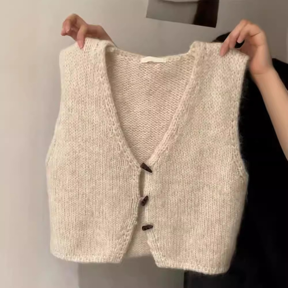 纯色毛线马甲女2024年春秋韩版v领上衣宽松软糯牛角扣针织背心潮