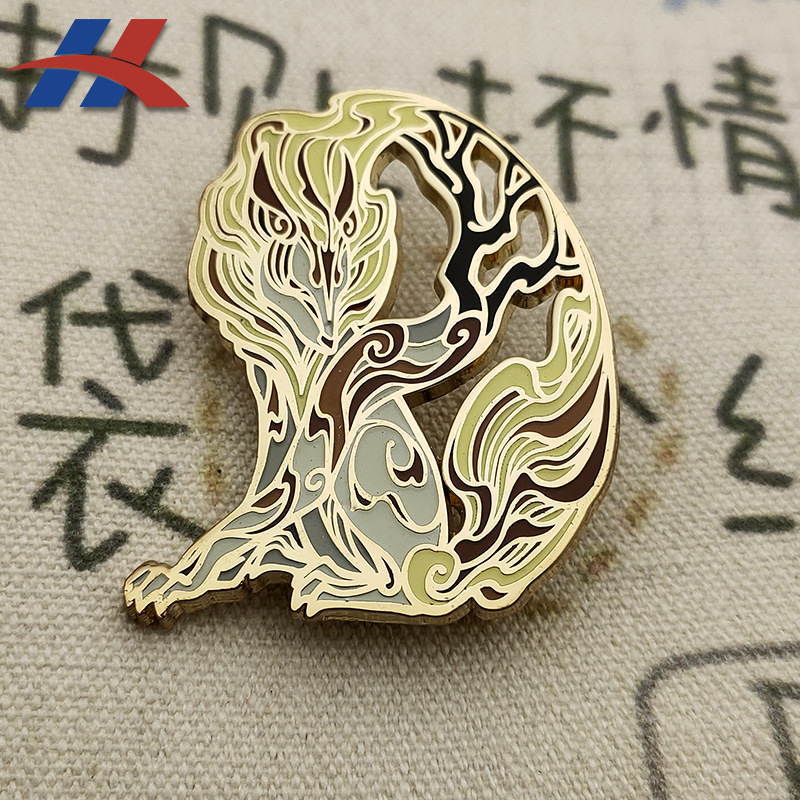 山海经神兽九尾天狐胸针金属电镀仿金仿珐琅徽章男女包包饰品礼物
