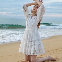 白色灯笼袖V领连衣裙 夏季新款刺绣镂空长袖减龄显瘦小白裙女f976