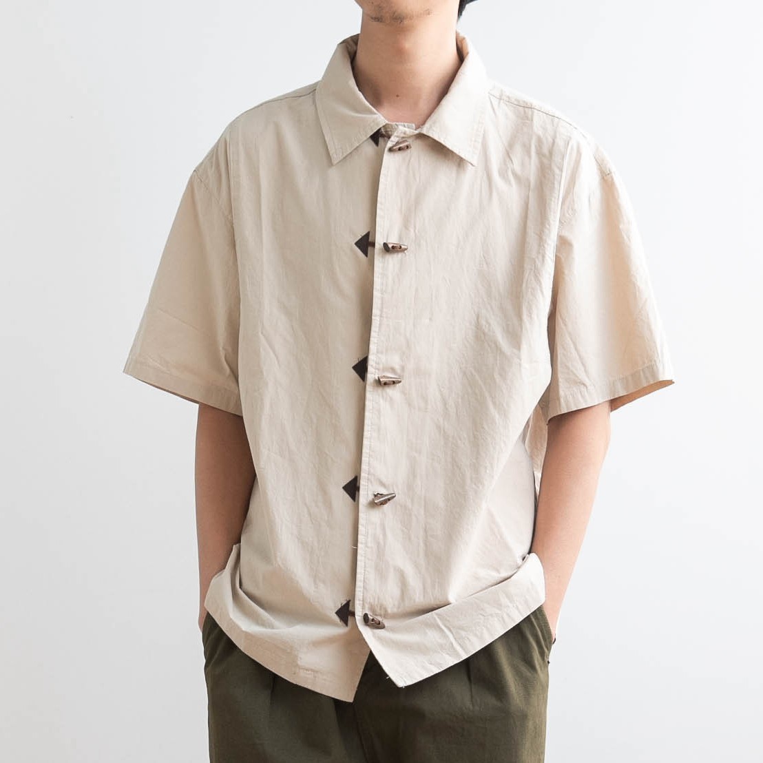夏季男短袖衬衫复古纯色个性翻领木质牛角扣男潮宽松纯棉日系衬衣