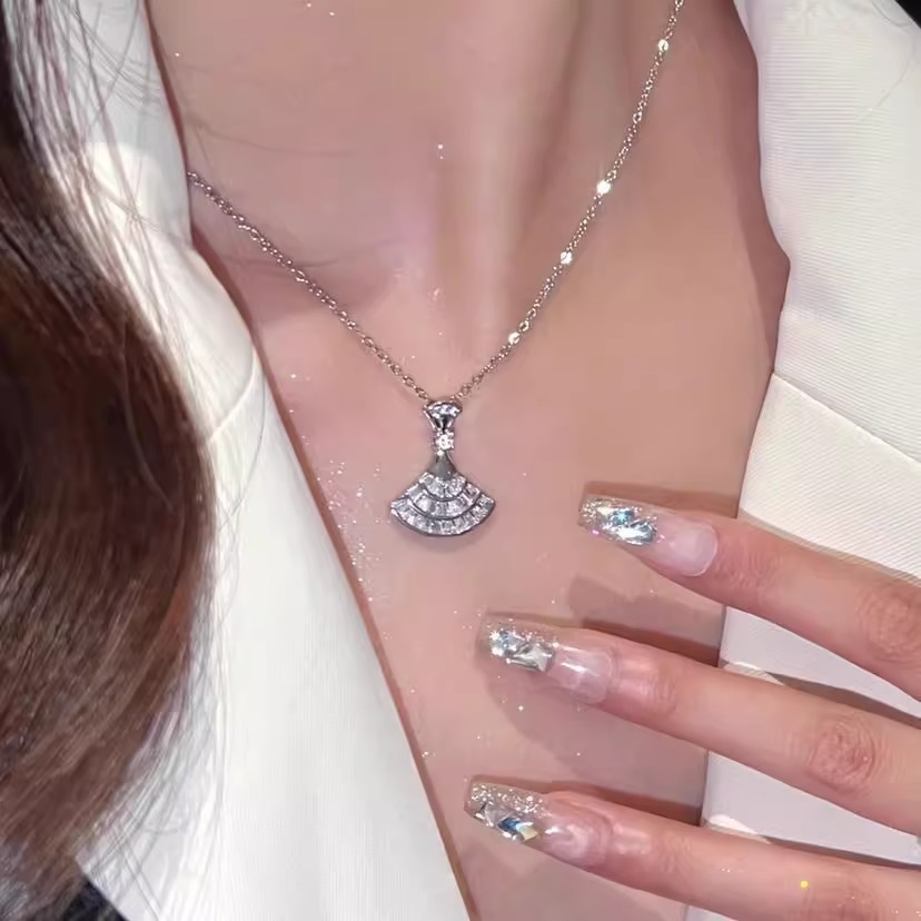 钛钢不掉色~满钻锆石超闪小裙子项链轻奢气质感小众设计锁骨链 潮