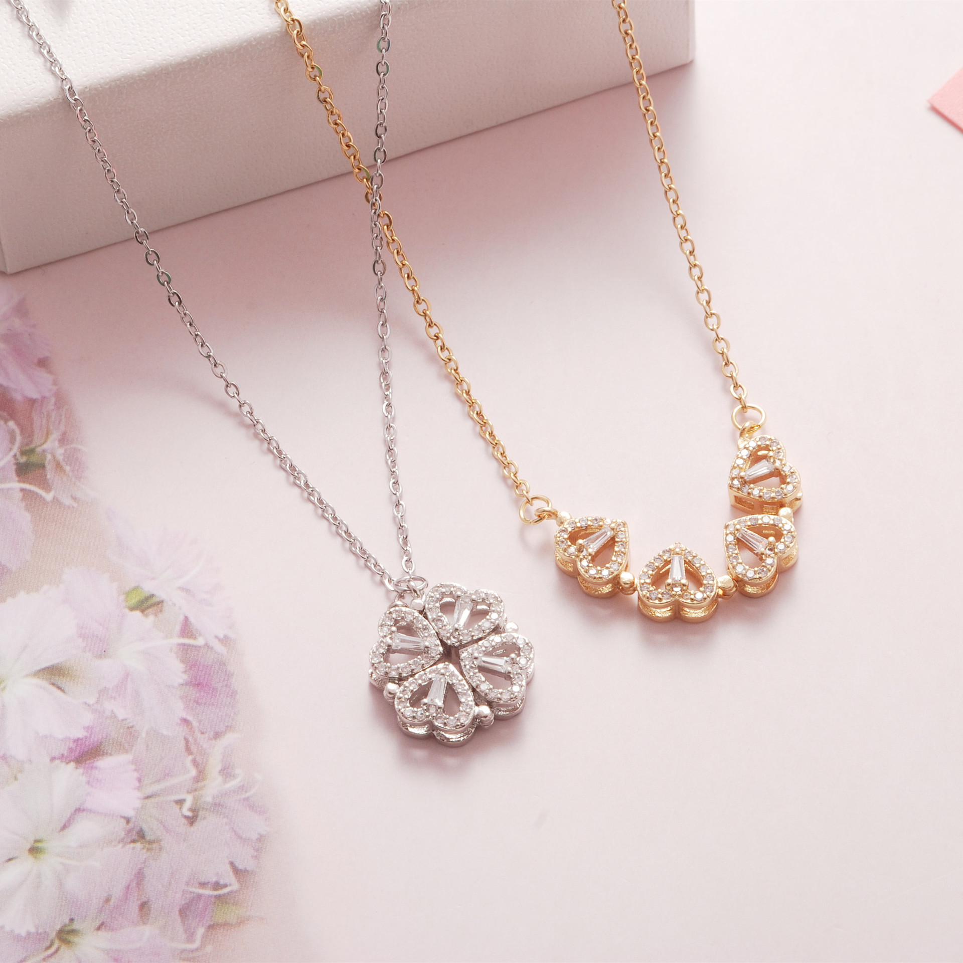 一款多戴满镶爱心四叶草折叠项链钛钢不掉色磁铁多宝盒创意锁骨链