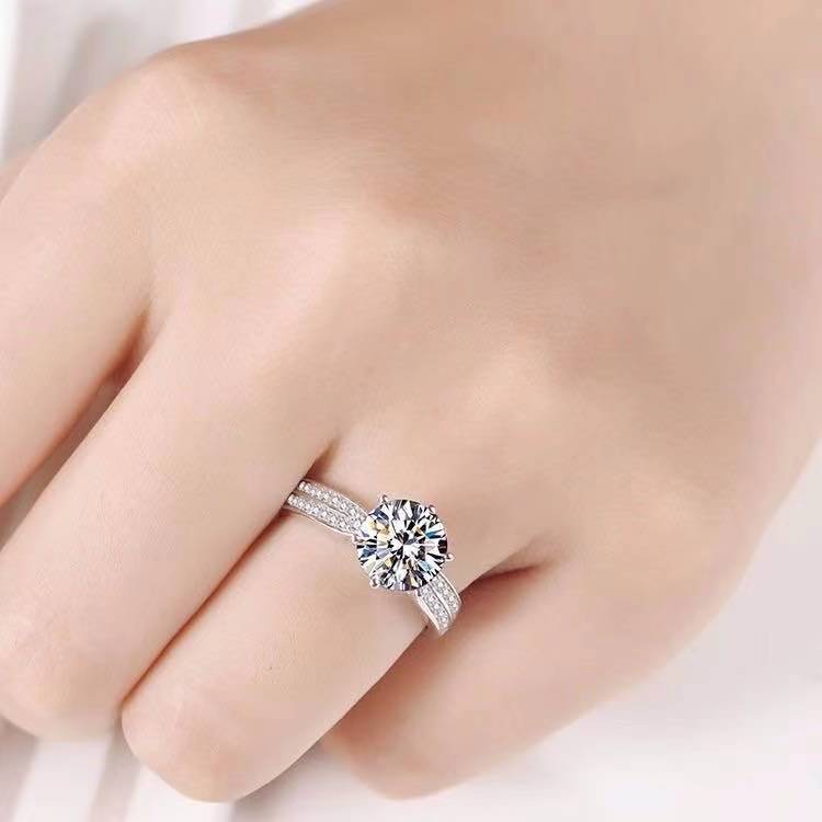 金六福pt950铂金钻戒戒指莫桑石天使之吻心形男女18k白金求婚钻戒