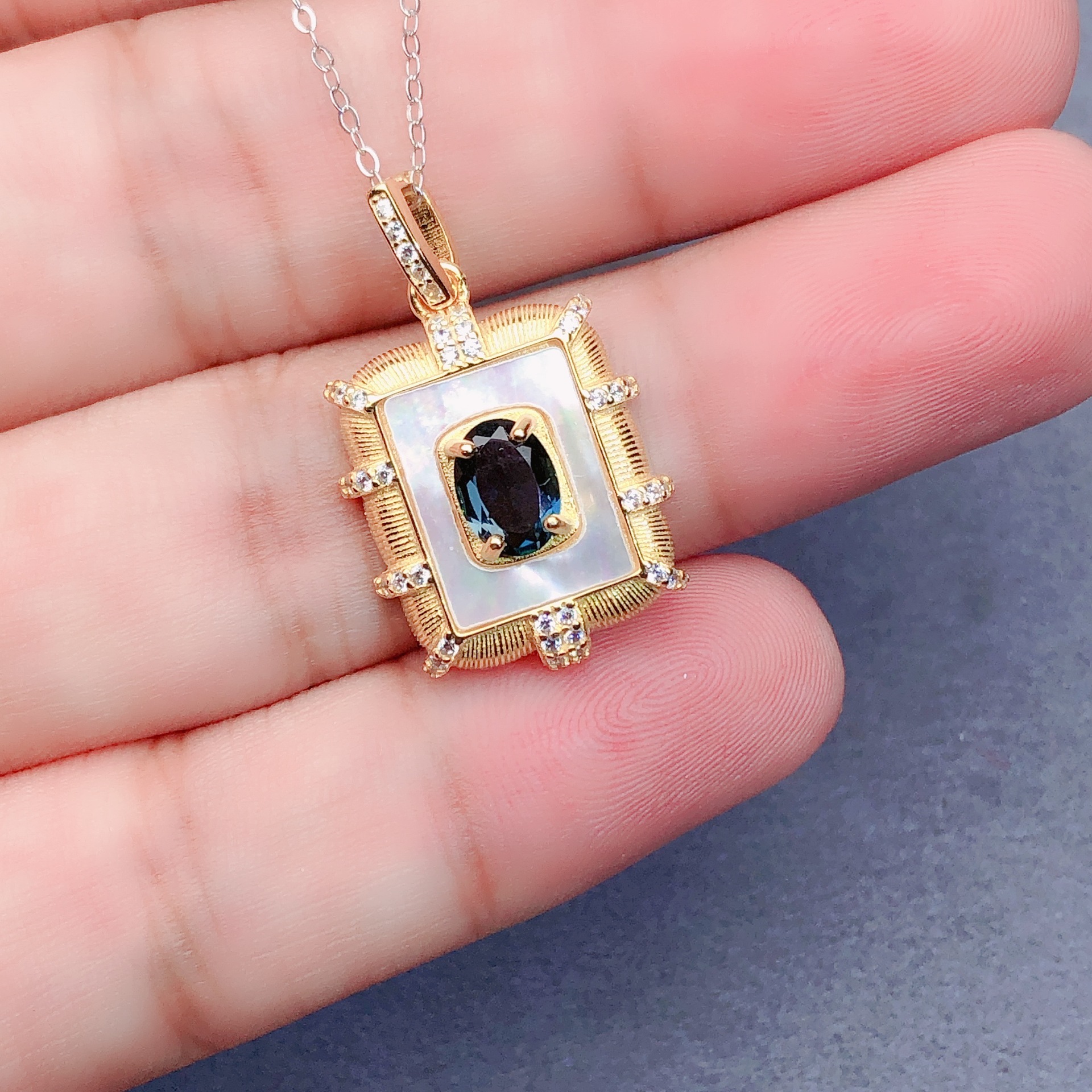 天然托帕石伦敦蓝蛋面椭圆形金色中古风吊坠s925银镶嵌主石5*7mm