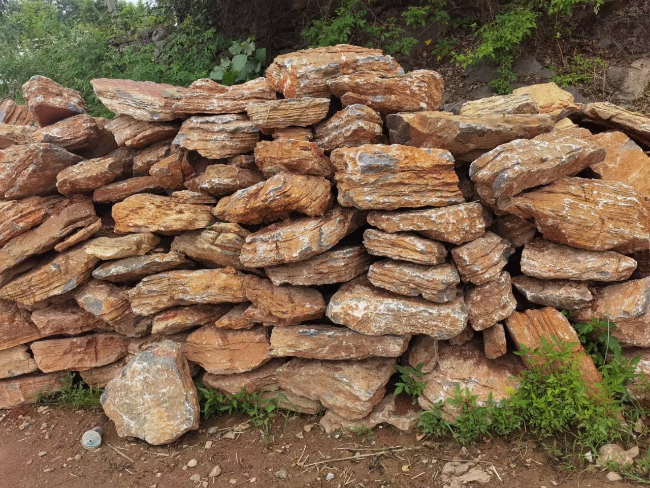 产地批发千层石 千层石假山设计制作 公园景区庭院千层假山石供应