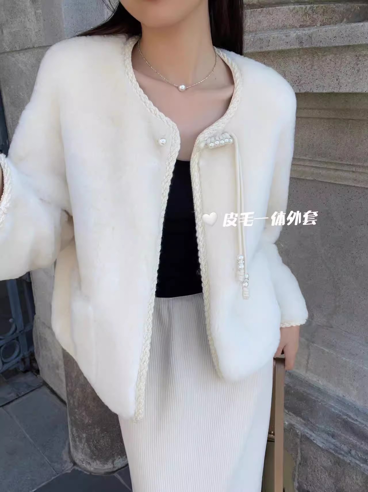 2023冬装v领珍珠一粒扣皮草女士加厚绵羊皮毛一体整皮大衣短外套