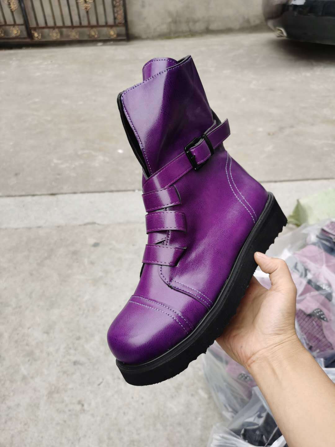 批发女式皮靴高帮外贸2021年新款紫色皮带扣女式皮靴平跟女马丁靴