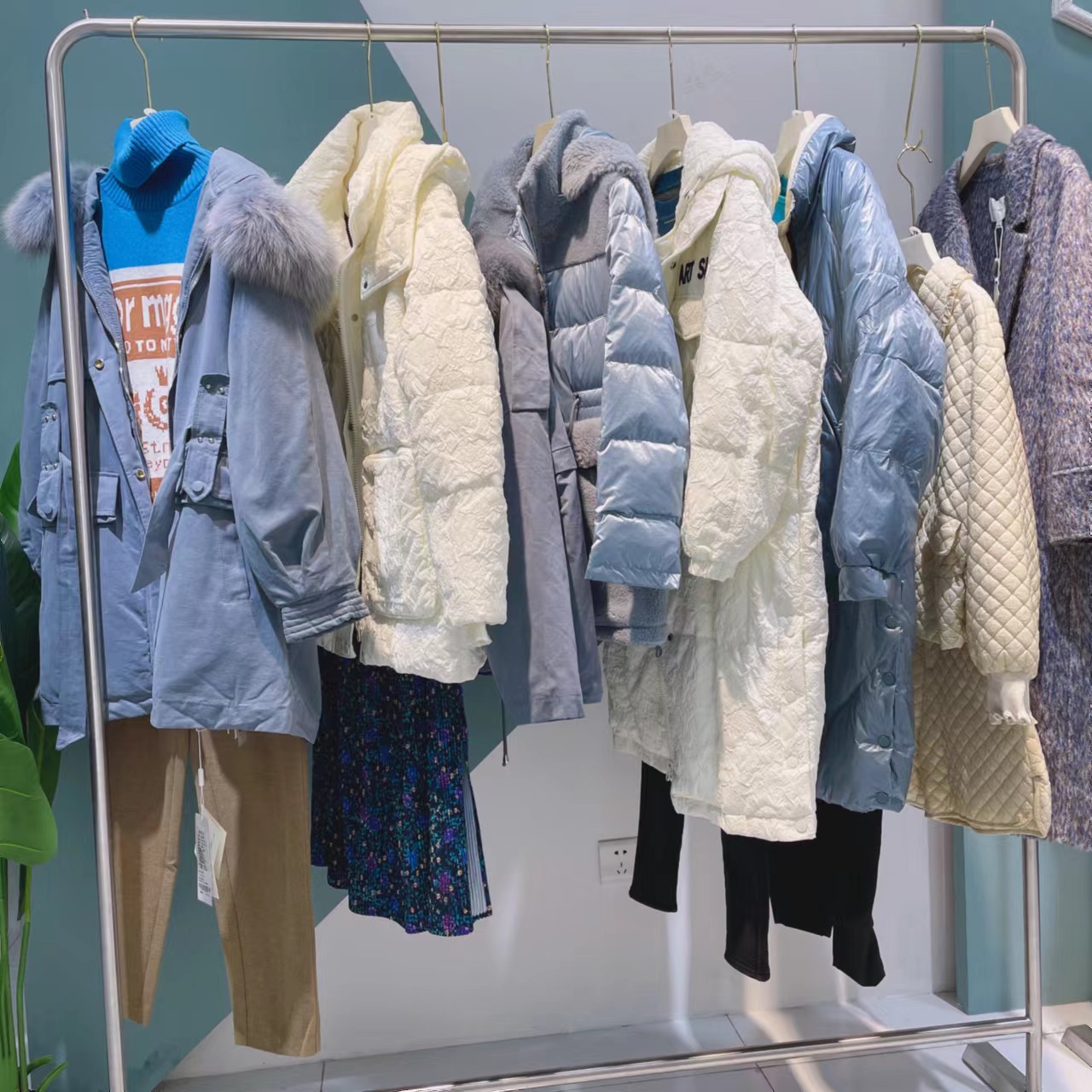 乐町品牌折扣女装批发广州十三行外套羽绒服档口新品热卖尾货批发
