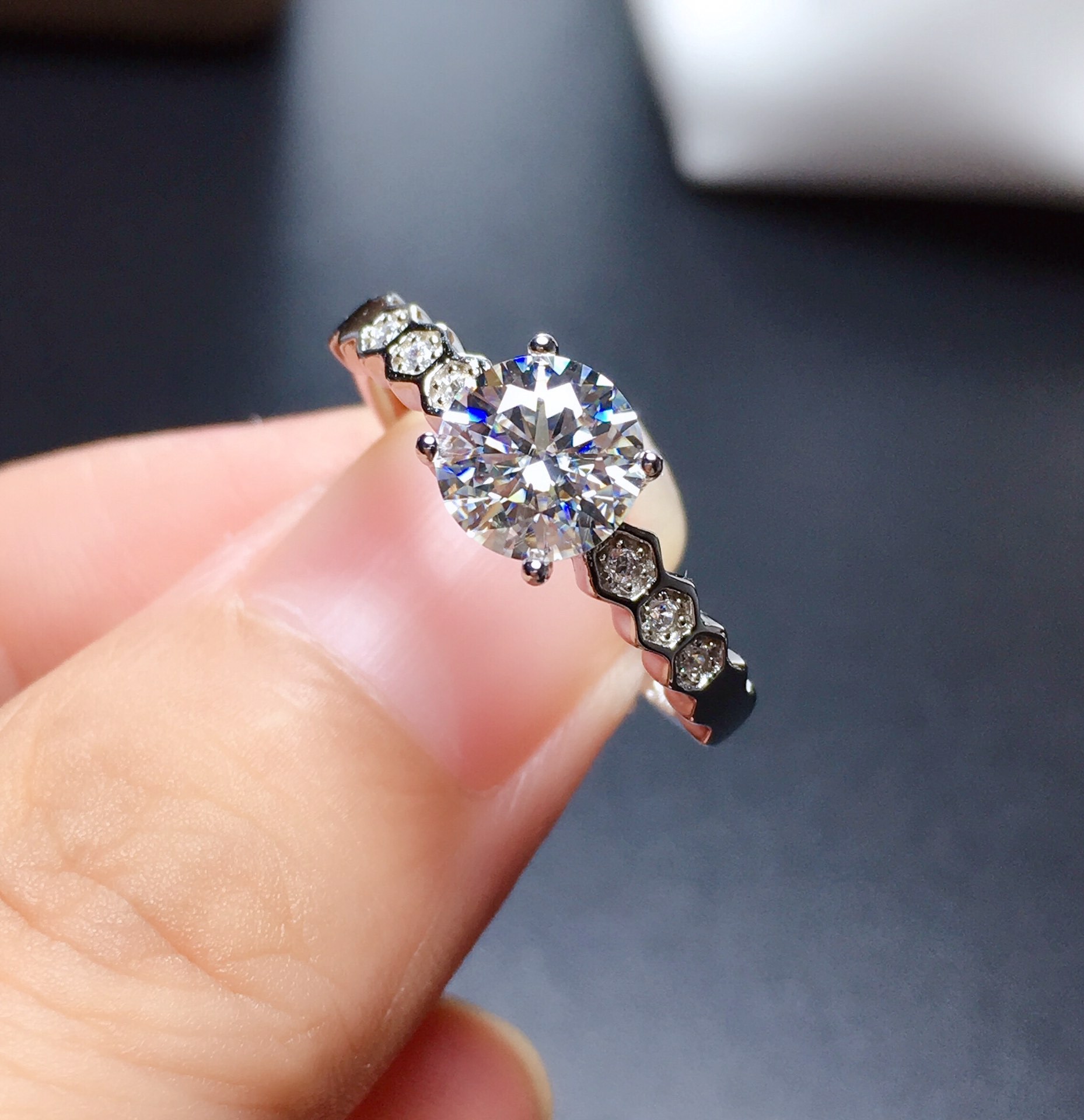 直播爆款仿莫桑钻石戒指女丝带镂空一克拉钻戒结婚求婚订婚钻戒女