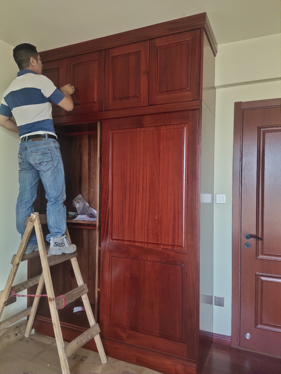 广州市批发胡桃色红中色中式推拉门衣柜家用收纳柜实木家具