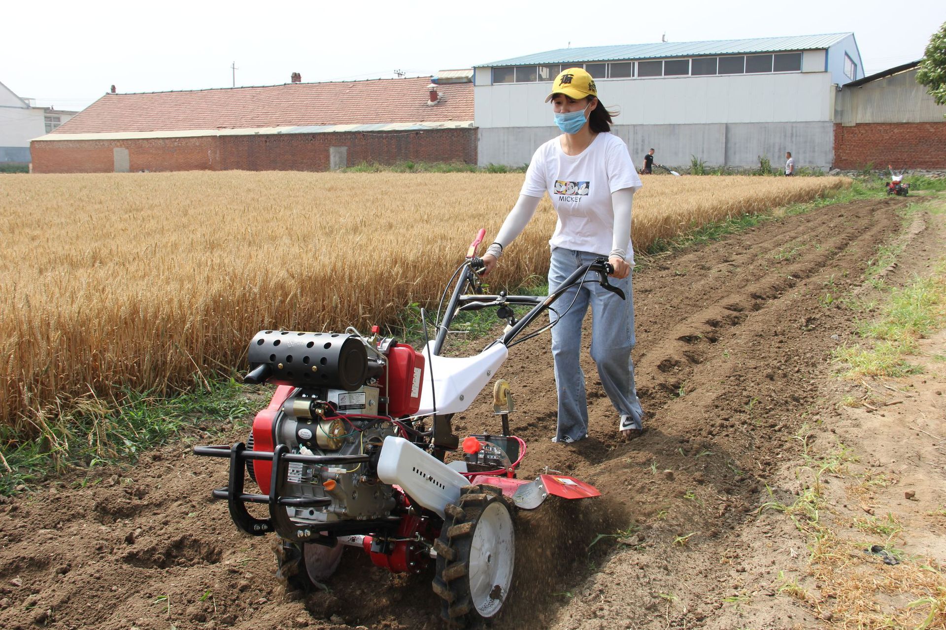 商用自走式新型农用小型微耕机水旱两用水田打田机柴油四驱旋耕机