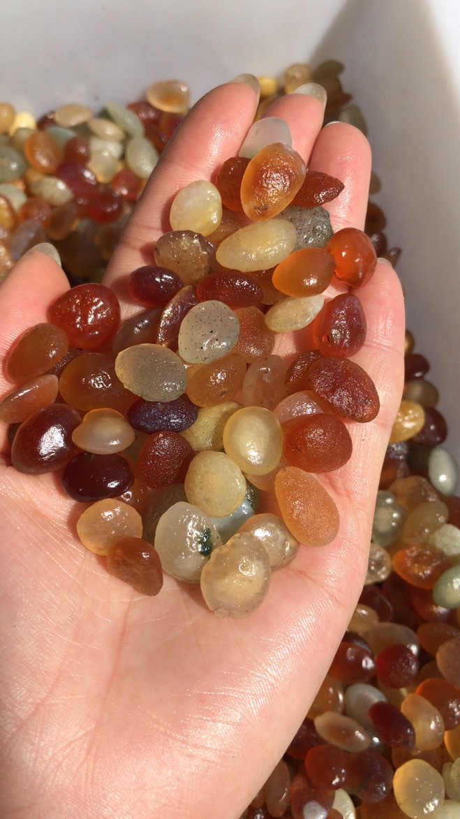 批发阿拉善戈壁原石玛瑙彩色隔片散珠配饰无孔