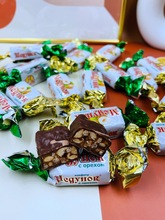 俄罗斯斯拉夫酱皮花生三颗榛子巧克力糖果500克一件代发批发