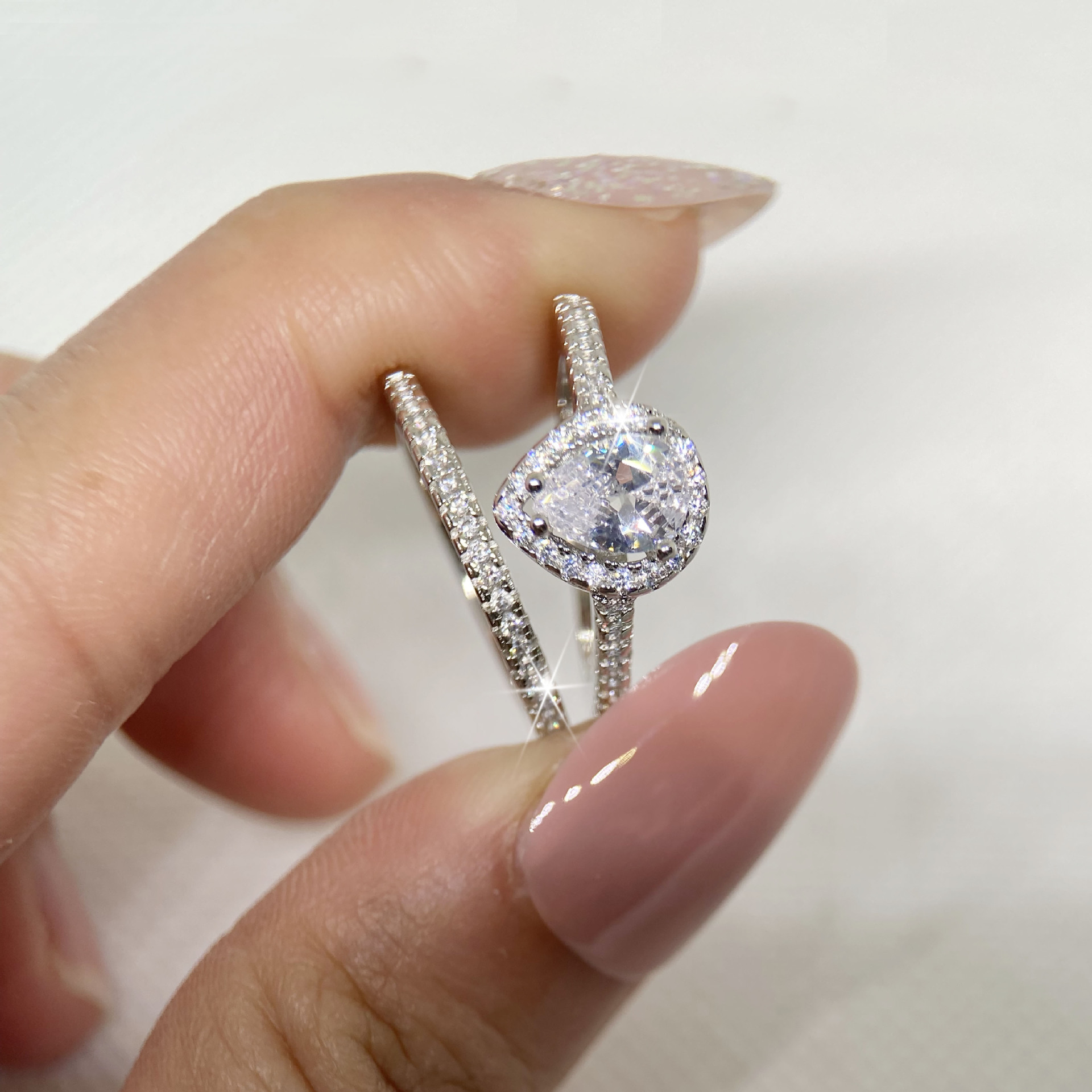 白铜镀白金镶钻套戒女款对戒单排微镶水滴钻粉色钻戒指-阿里巴巴