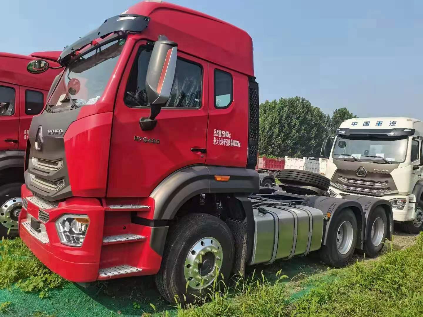 重汽卡车豪瀚双驱柴油牵引车480马力曼机玛瑙红