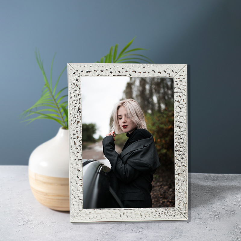 现代简约金属相框摆台a4装饰画框像框挂墙个性锤纹创意摆件高级感