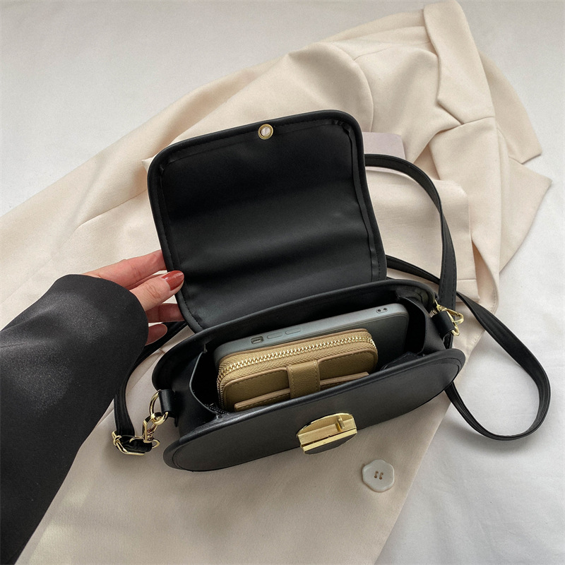 2023 Spring and Summer New Retro Popular Handbag French Minority Design Shoulder Bag Fashionable Stylish Messenger Bag