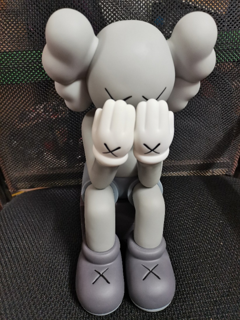 潮玩 三色 高约28cm 坐凳子 捂脸xx kaws 手办模型批发 摆件 礼物