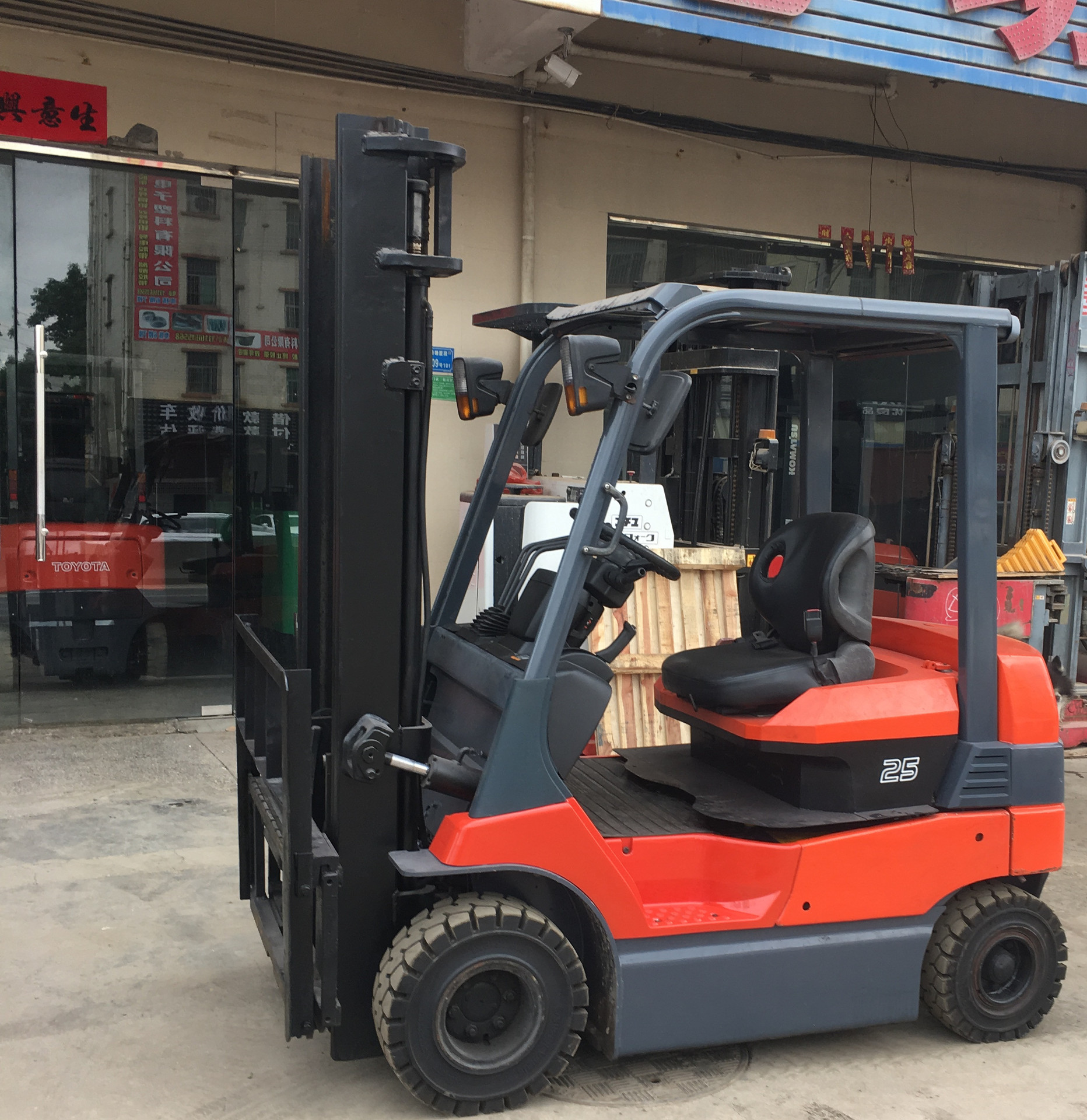 5吨丰田电动叉车7fb20toyota电动叉车两节门架升3.5米带侧移器