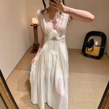 南油品质法式2025夏季新款高级感天丝刺绣V领收腰蕾丝连衣裙女